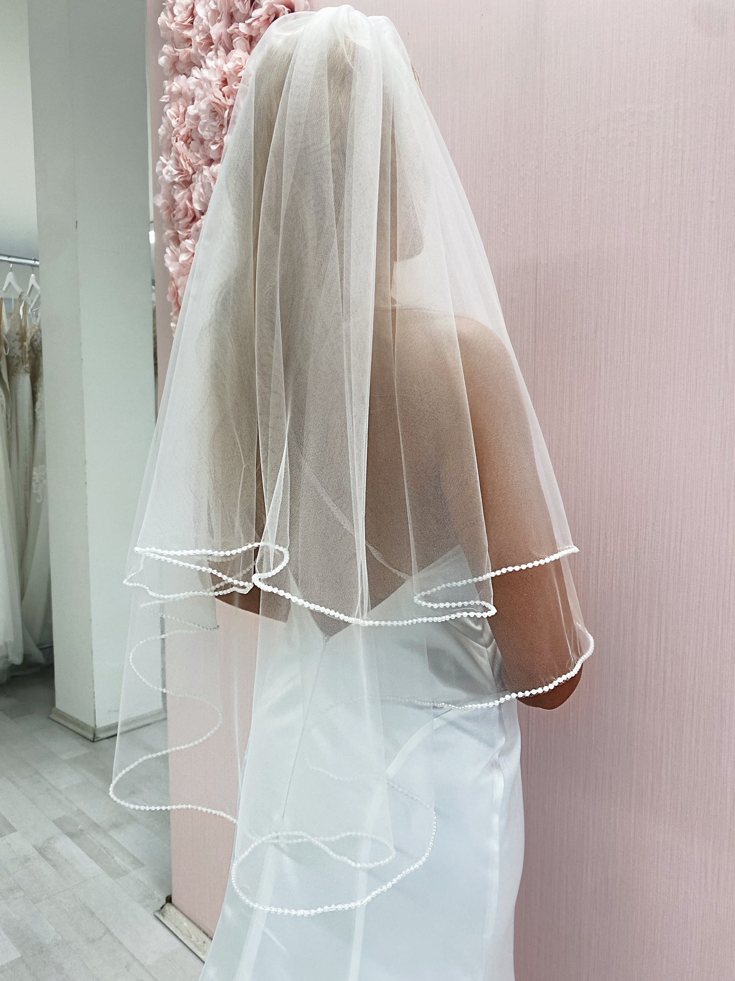 Voile de mariée à bord crayon, voile de mariage à deux niveaux de longueur de hanche avec bord cordé