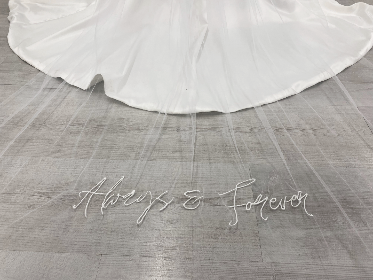 Always & Forever - Einstufiger bestickter Hochzeitsschleier