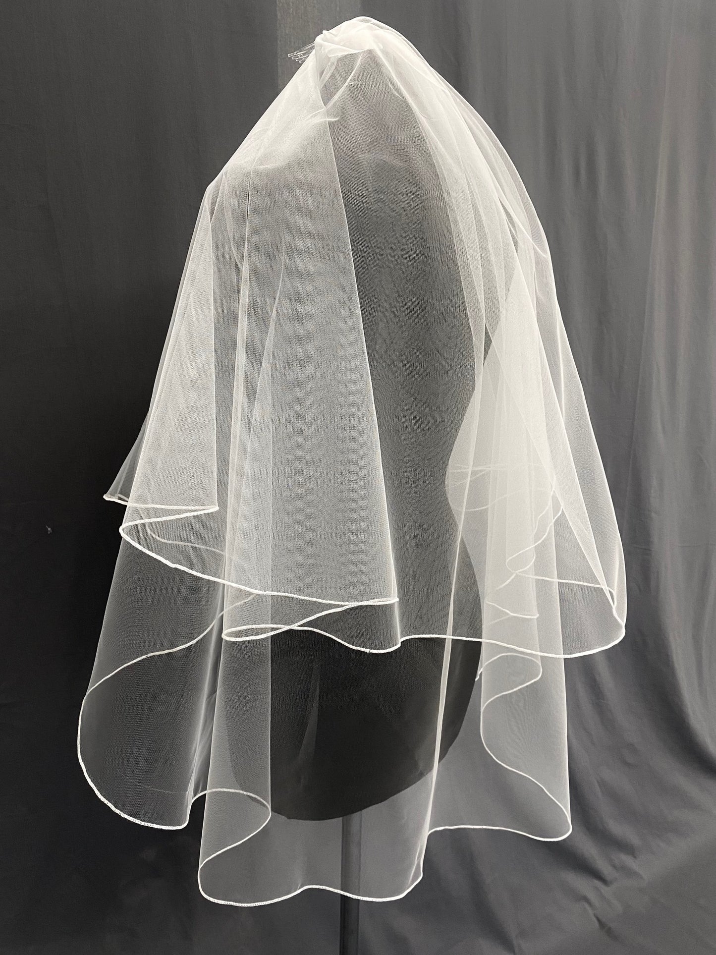 Voile de mariée à bord crayon, voile de mariage à deux niveaux de longueur de hanche avec bord cordé