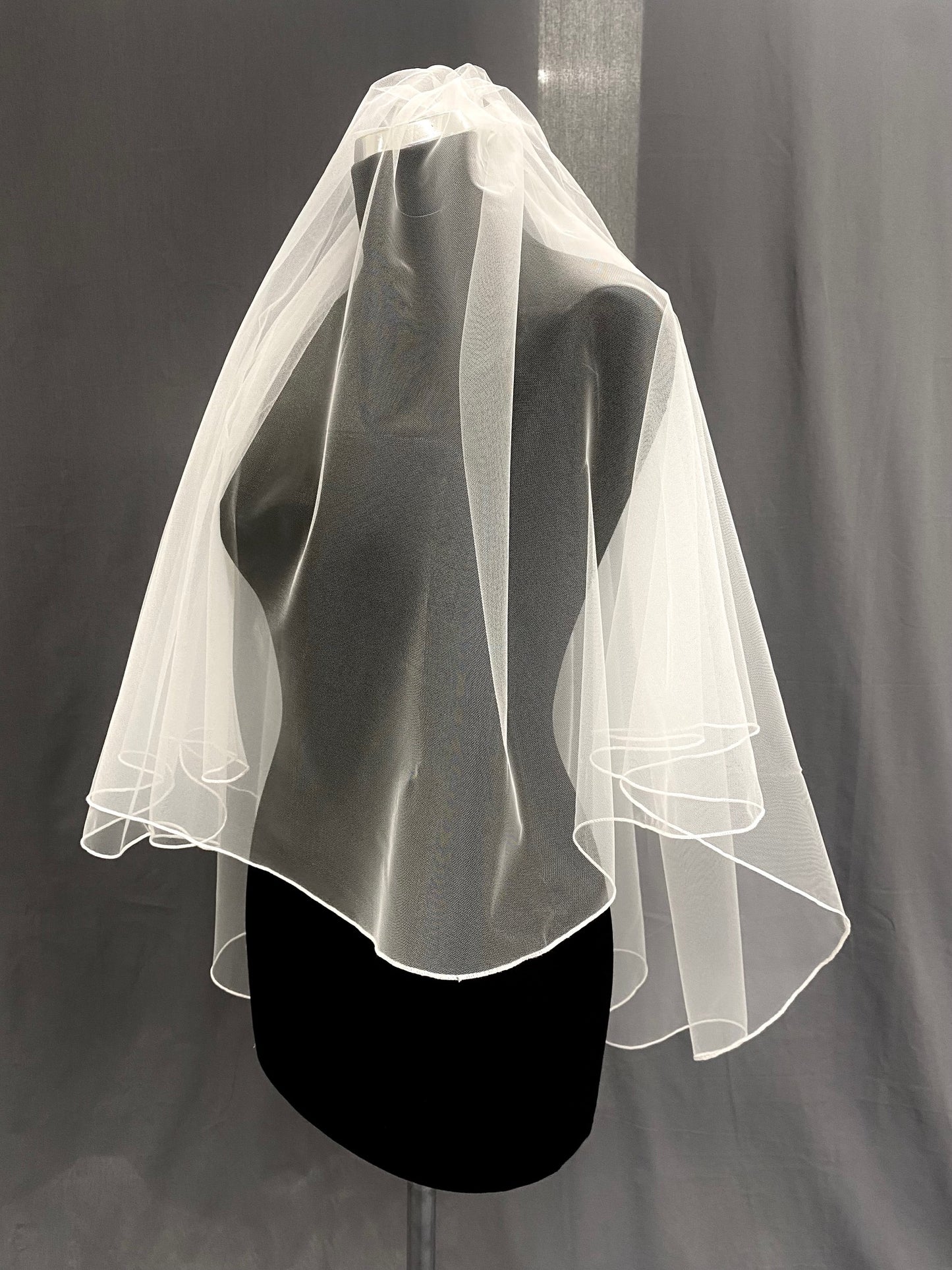 Voile de mariée à bord crayon, voile de mariage à deux niveaux de longueur de hanche avec bord cordé