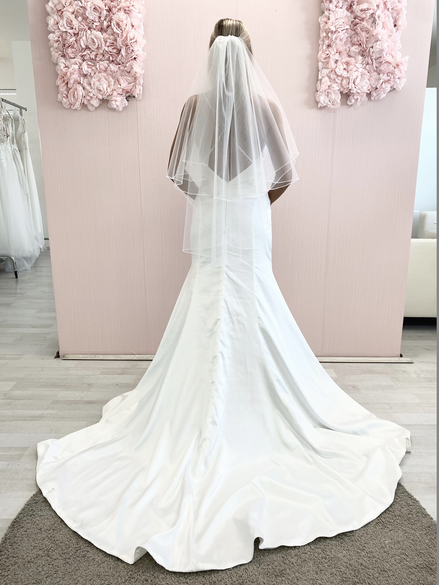Voile de mariée à bord crayon, voile de mariage à deux niveaux de longueur de hanche avec bord cordé