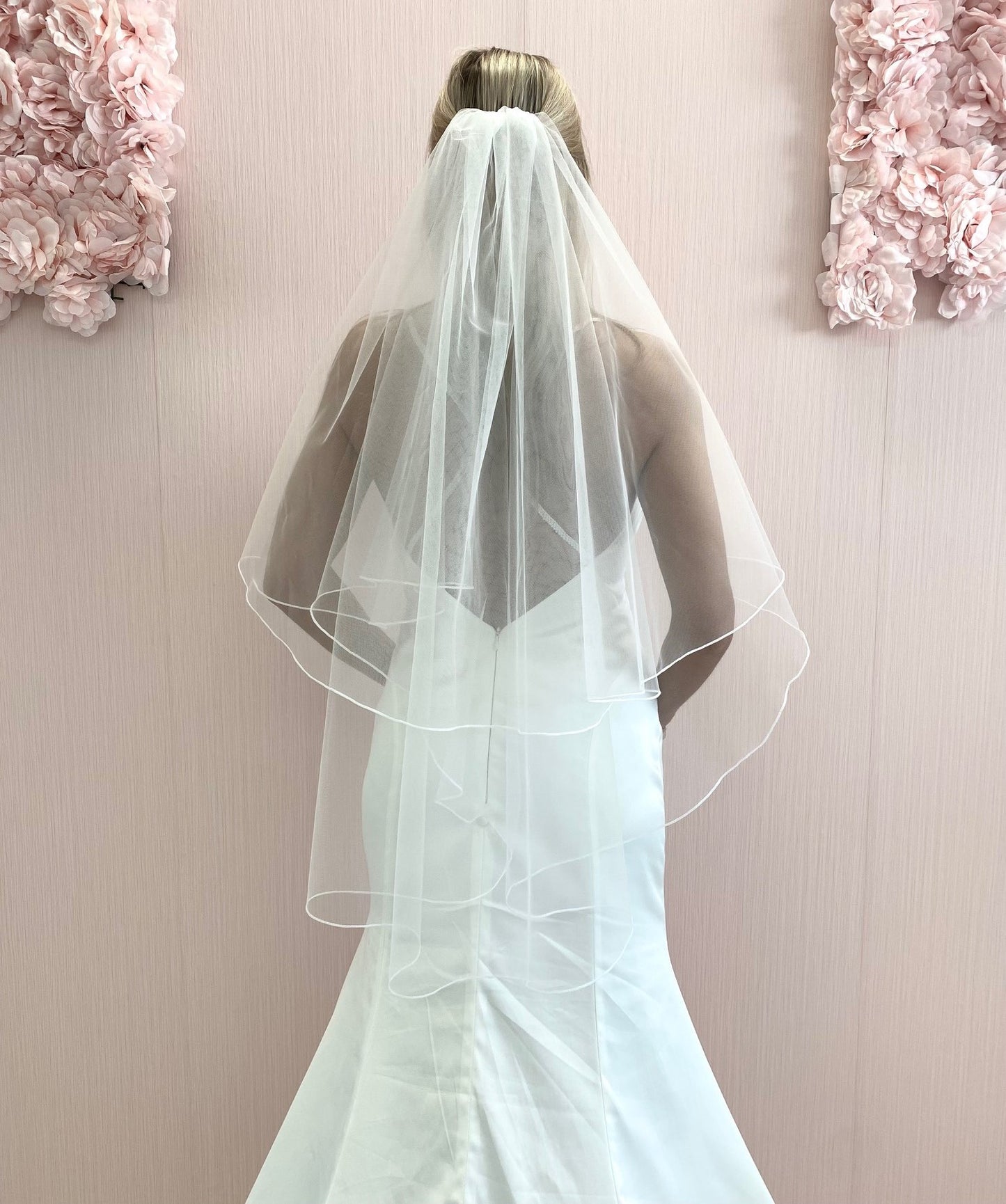 Voile de mariée à bord crayon, voile de mariage à deux niveaux de longueur de hanche avec bord cordé