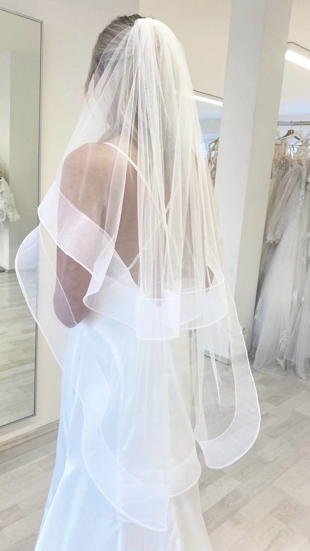 Voile de mariage à deux niveaux de longueur du bout des doigts en crin de cheval