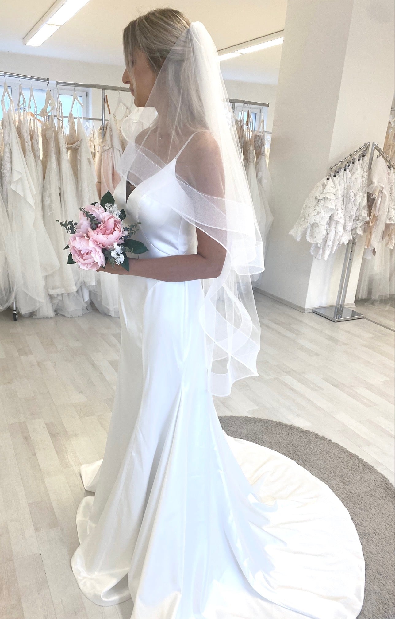 Voile de mariage à deux niveaux de longueur du bout des doigts en crin de cheval
