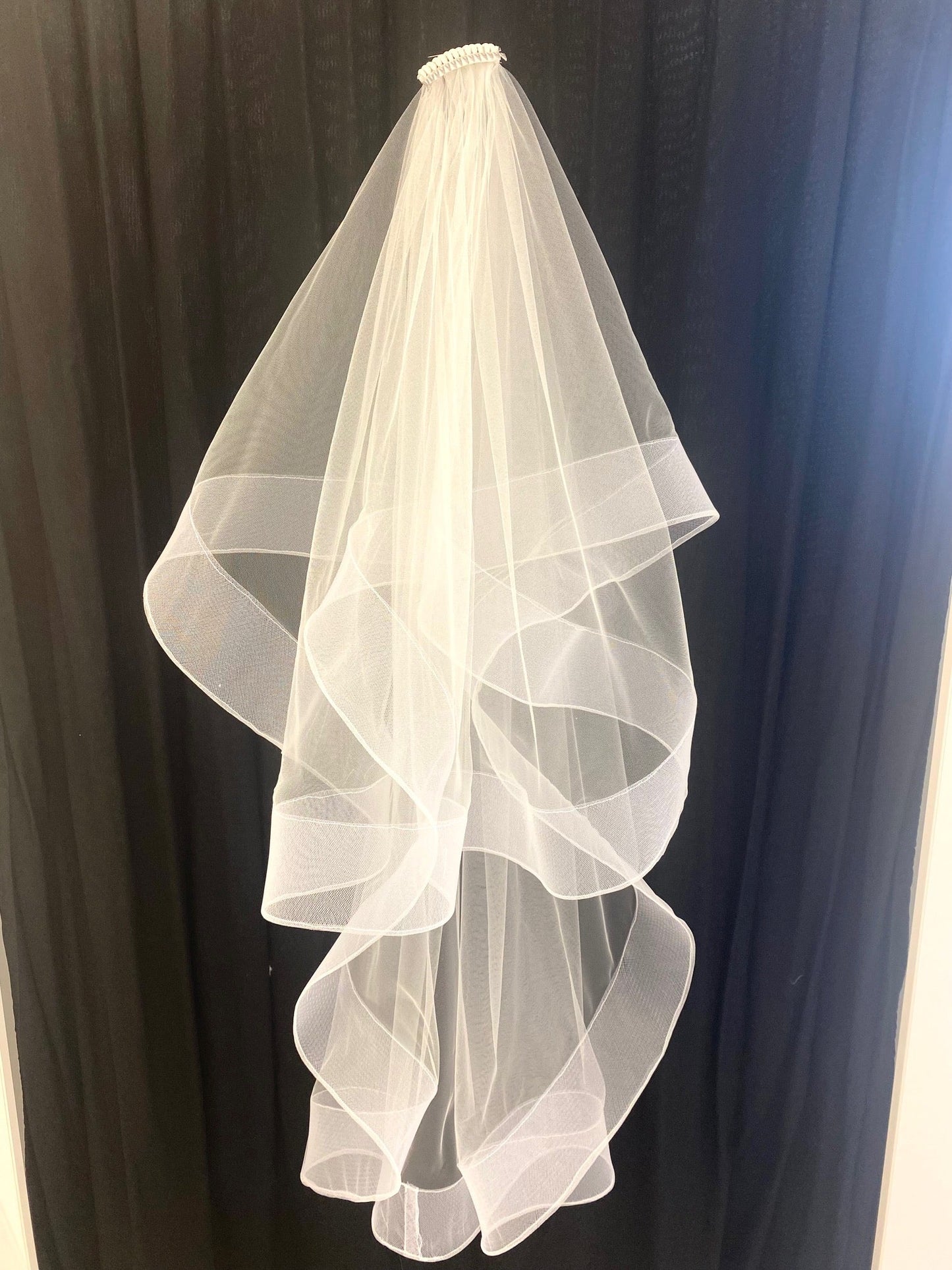 Voile de mariage à deux niveaux de longueur du bout des doigts en crin de cheval