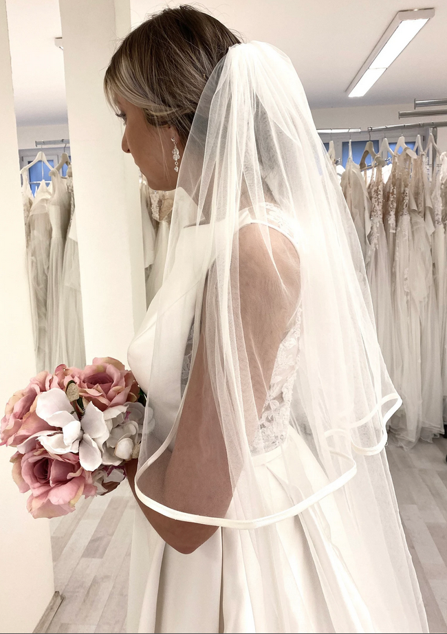 Satin-Hochzeitsschleier, zweistufiger Hochzeitsschleier mit Satinrand und Rouge