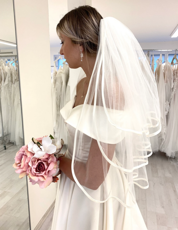 Satin-Hochzeitsschleier, Taillenlänge Dreistufiger Hochzeitsschleier mit Satinrand